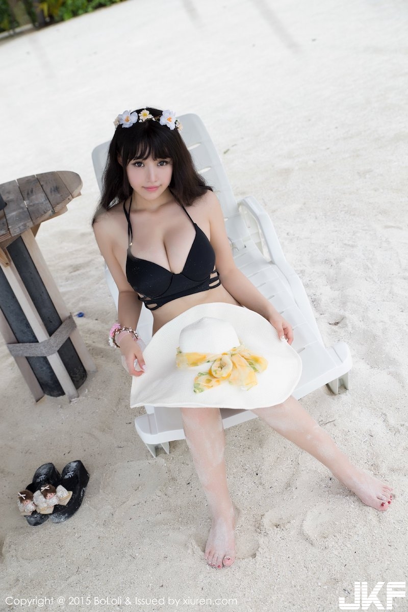 超兇猛「甜美爆奶妹」海邊出沒！「霸氣雙乳」快從衣服跑出來！一片肉色好狂！