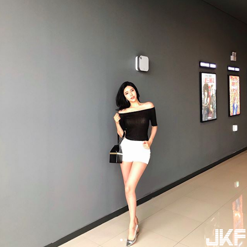 餐廳驚見「火辣挺胸妹」爆乳視角好壞壞！超氣質「美豔外型」讓人有夠陶醉&#8230;