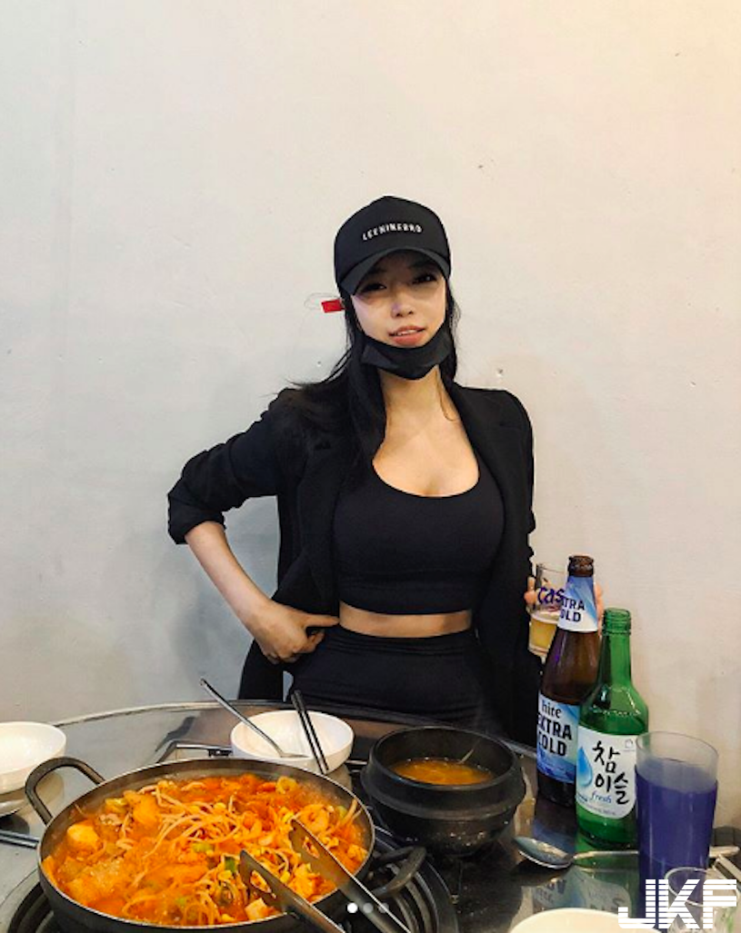 餐廳驚見「火辣挺胸妹」爆乳視角好壞壞！超氣質「美豔外型」讓人有夠陶醉&#8230;