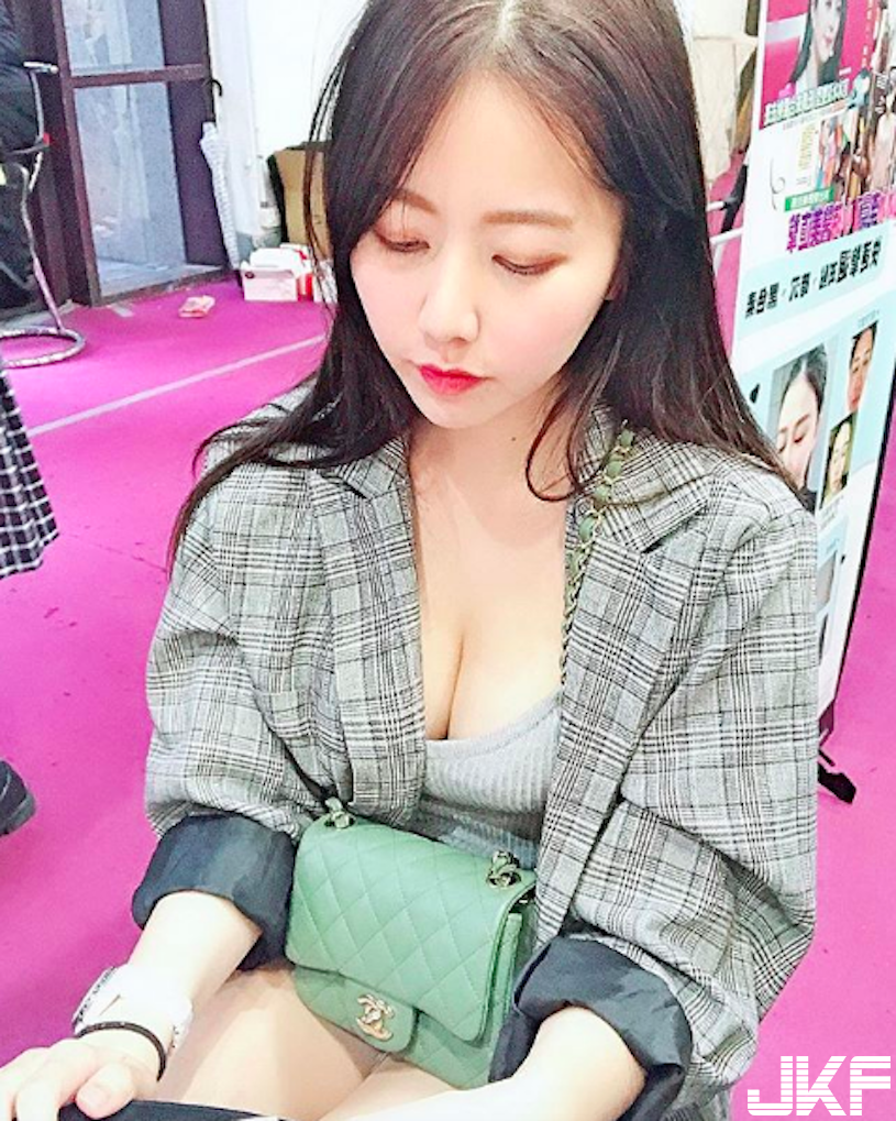戀愛了！超白皙「氣質美乳妹」外型有夠甜美！滿滿的「誘惑畫面」引人遐想&#8230;