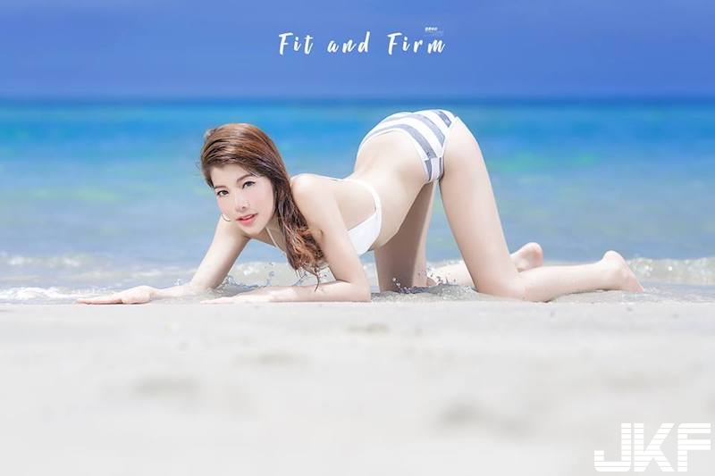 「長髮美乳妹」沙灘展現好身材！「白嫩小屁屁」又圓又翹超吸睛！半脫不脫也好狂！