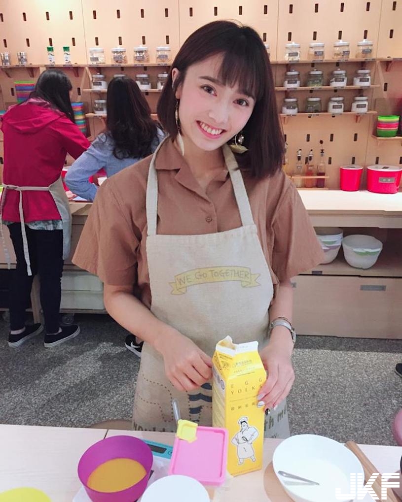 好辣！超甜美牙套正妹，一脫上衣乳量實在太兇了！！