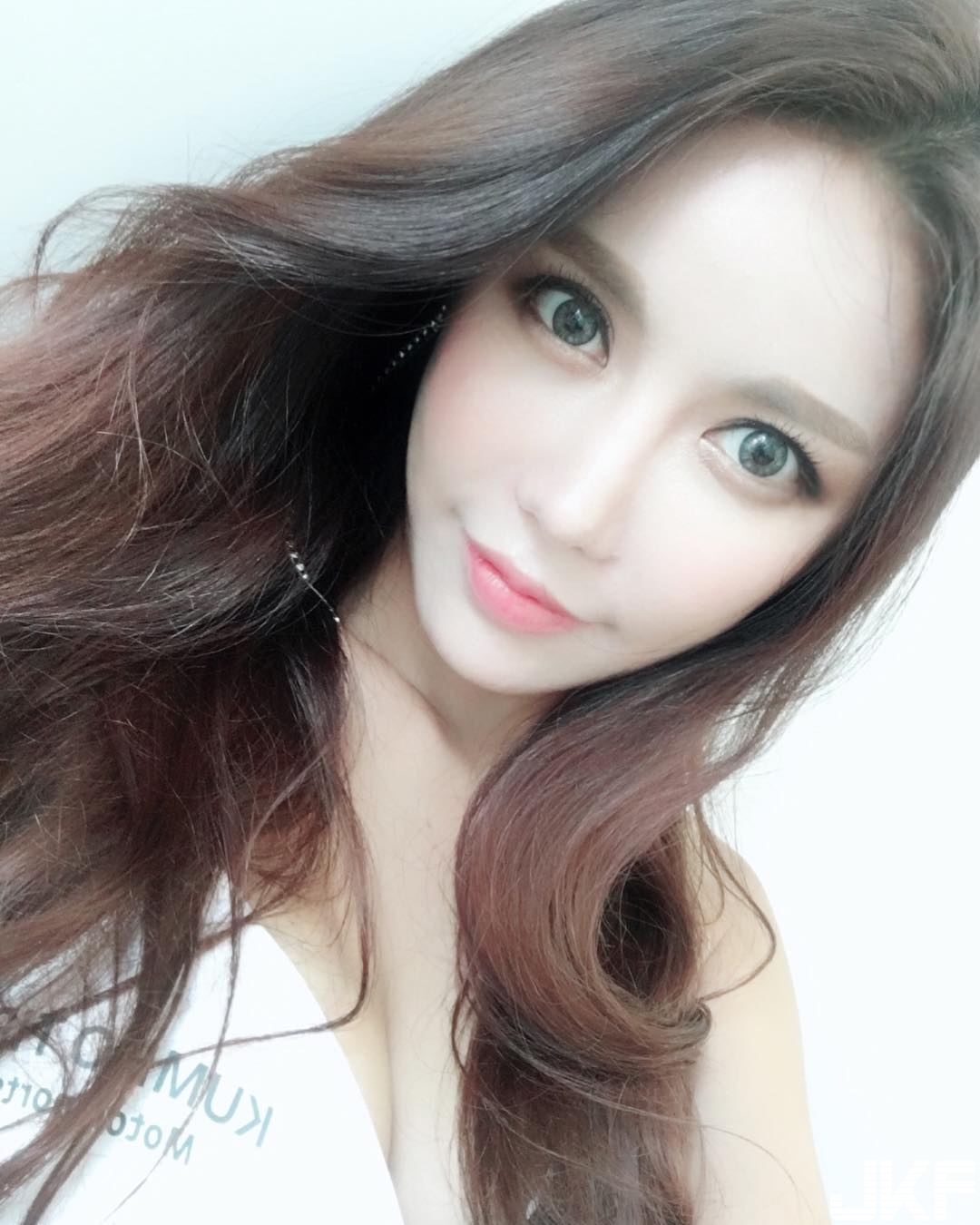 【球盟会】超火辣「擂台舉牌小姐」爆乳比基尼展現「飽滿乳峰」！逆天長腿佔滿畫面！