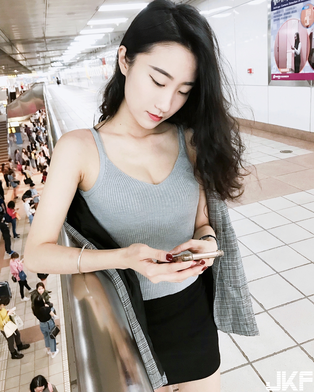 加油站驚見「長腿甜美正妹」！可愛美乳白皙渾圓　天菜等級好誘惑！