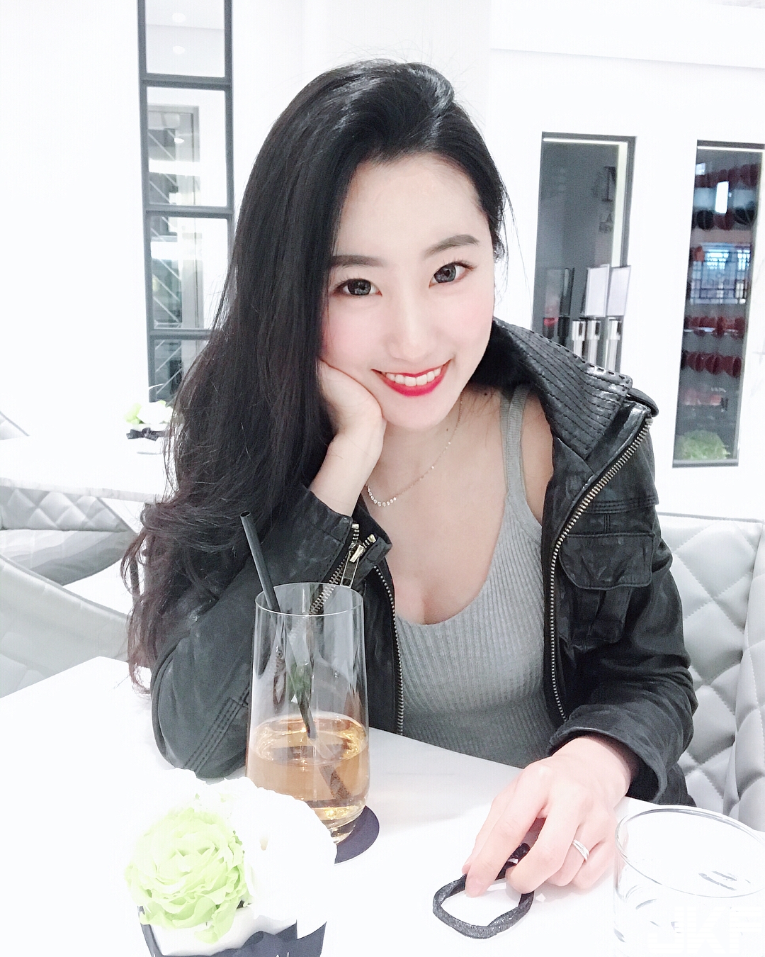 加油站驚見「長腿甜美正妹」！可愛美乳白皙渾圓　天菜等級好誘惑！