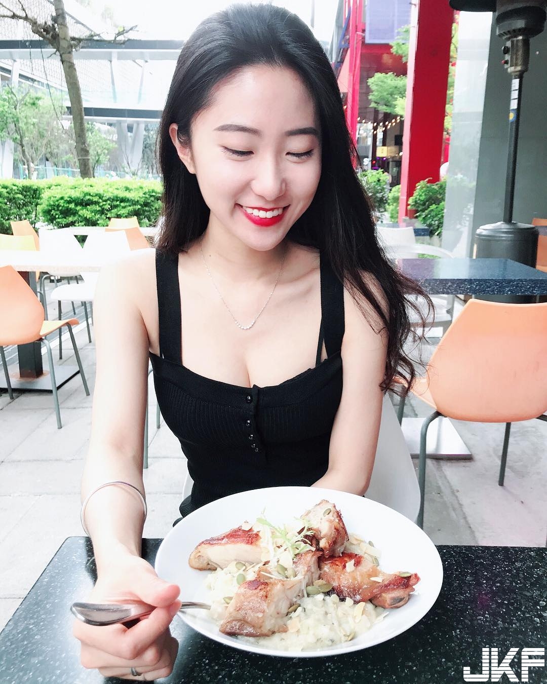 加油站驚見「長腿甜美正妹」！可愛美乳白皙渾圓　天菜等級好誘惑！