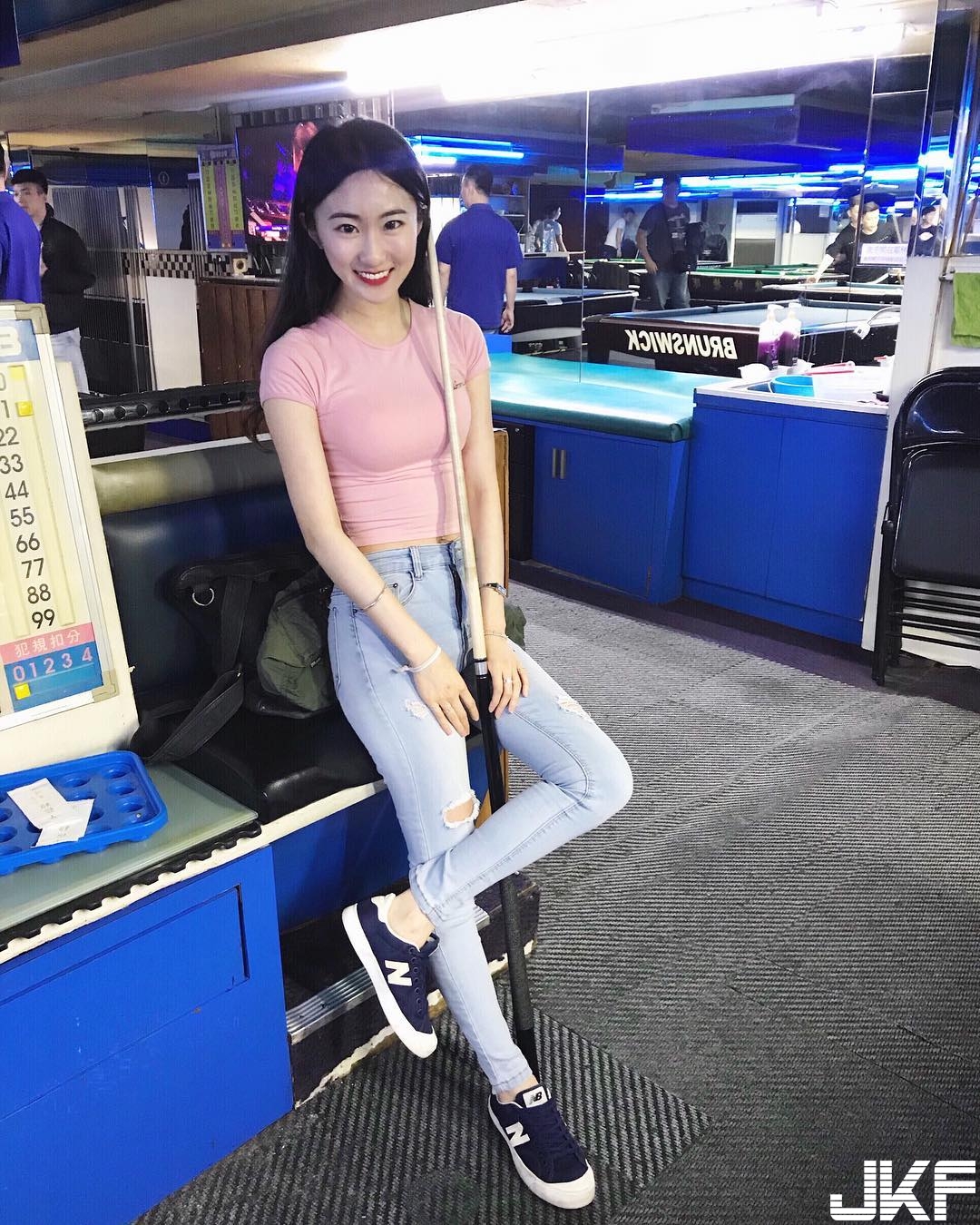 加油站驚見「長腿甜美正妹」！可愛美乳白皙渾圓　天菜等級好誘惑！