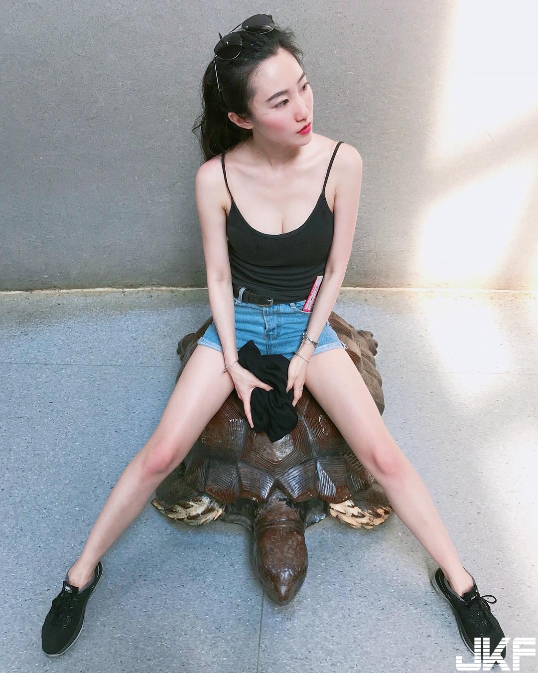 加油站驚見「長腿甜美正妹」！可愛美乳白皙渾圓　天菜等級好誘惑！