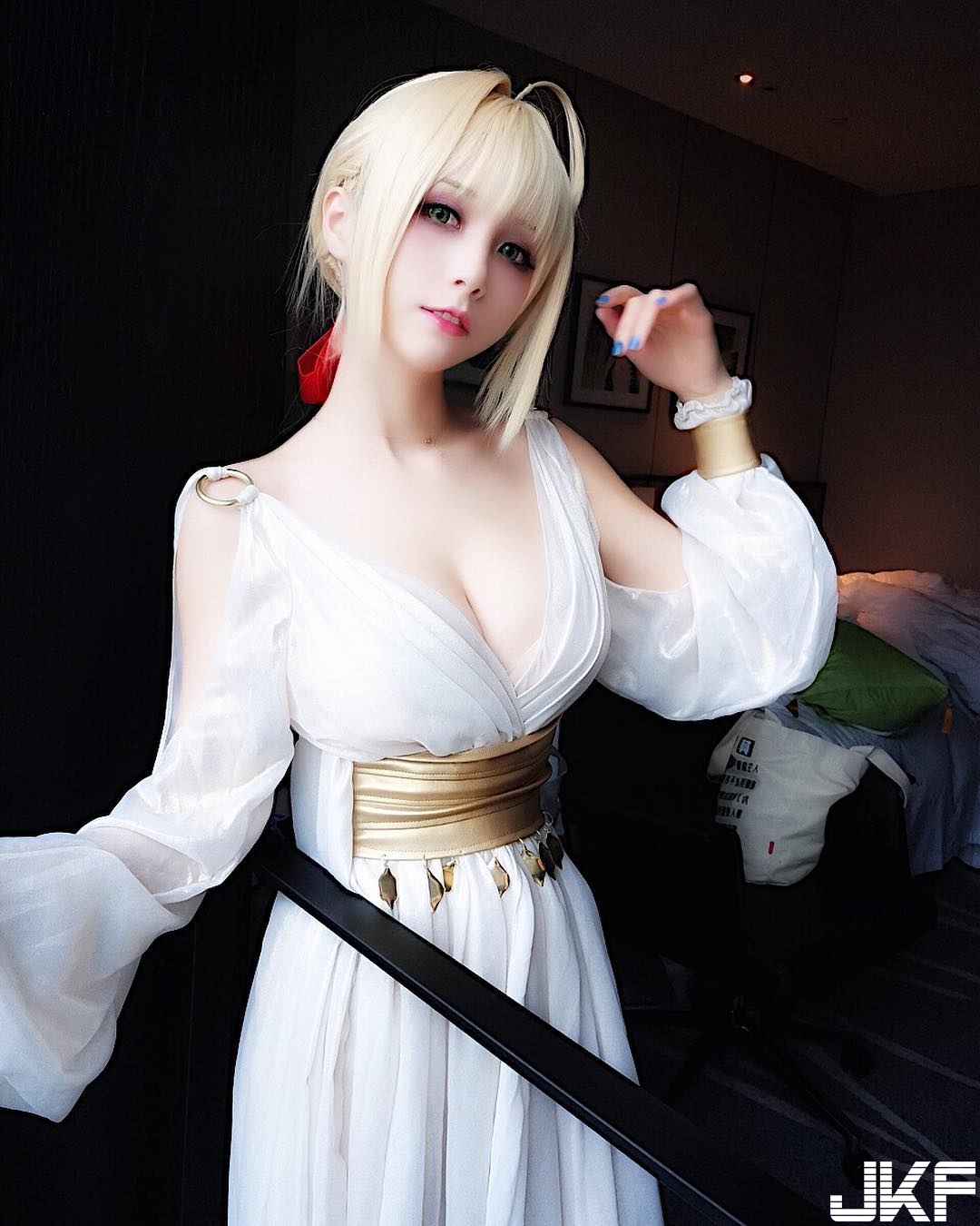 「最正F奶Coser」夏美醬釋出全新角色！純白色禮服搭配火辣身材，若隱若現實在太性感！