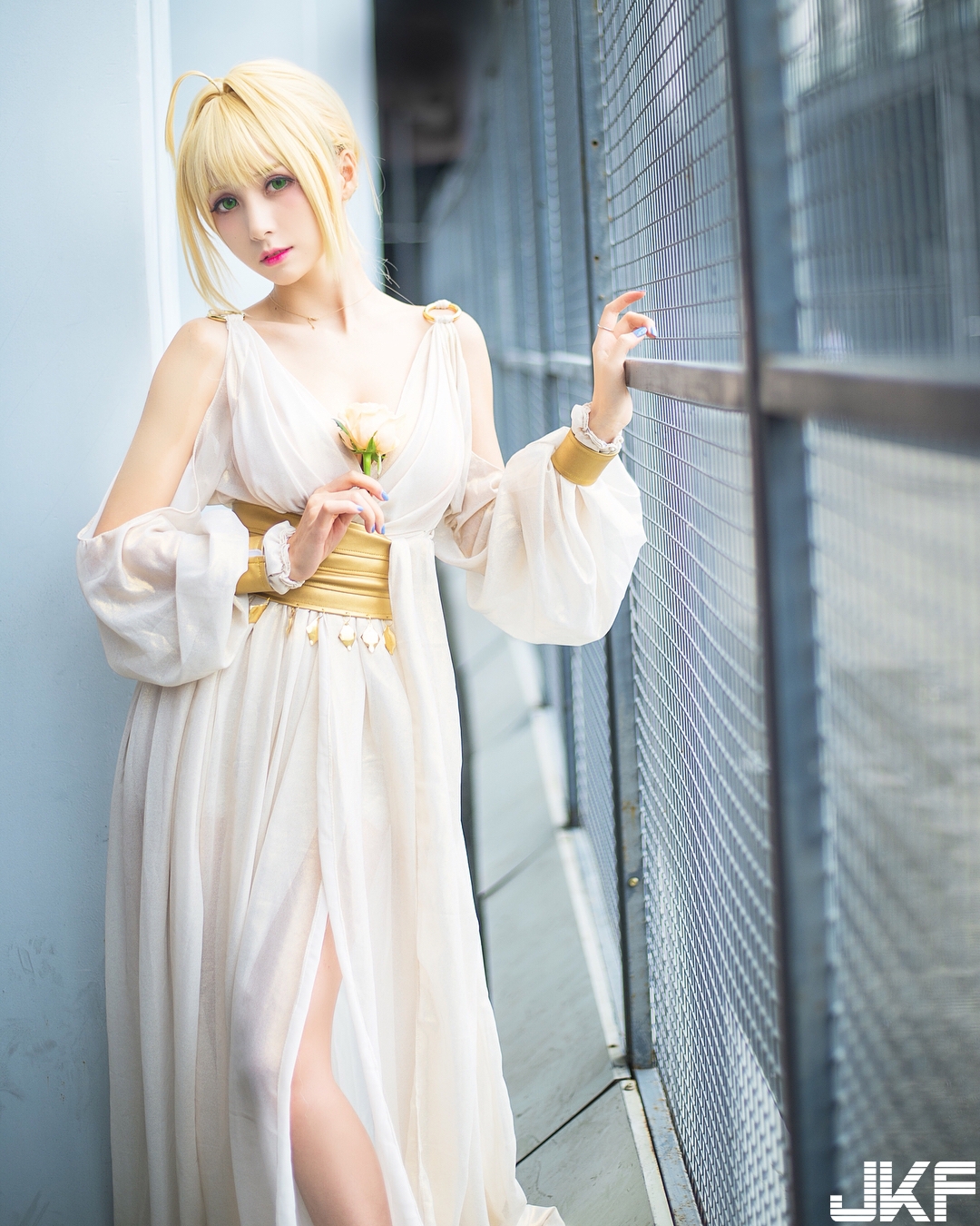 「最正F奶Coser」夏美醬釋出全新角色！純白色禮服搭配火辣身材，若隱若現實在太性感！