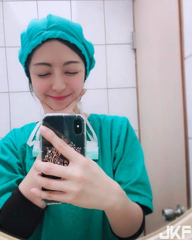 超甜美氣質「正妹外科助手」！制服下暗藏「美乳」！再也不怕開刀看醫生啦！