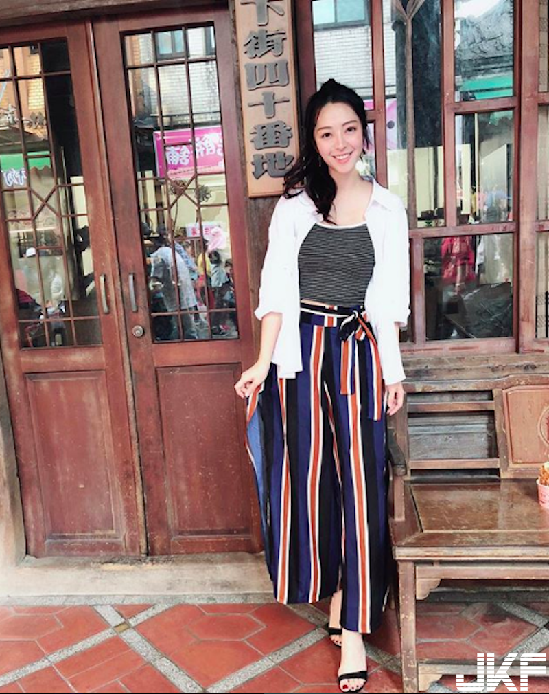 超甜美氣質「正妹外科助手」！制服下暗藏「美乳」！再也不怕開刀看醫生啦！