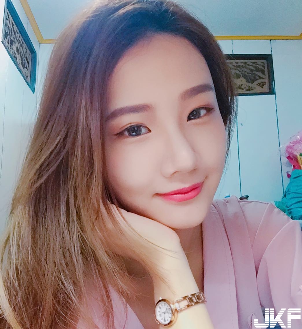性感正妹「中路大爆乳」！白嫩奶球碰撞出長長深溝　脾氣「太胸」了！