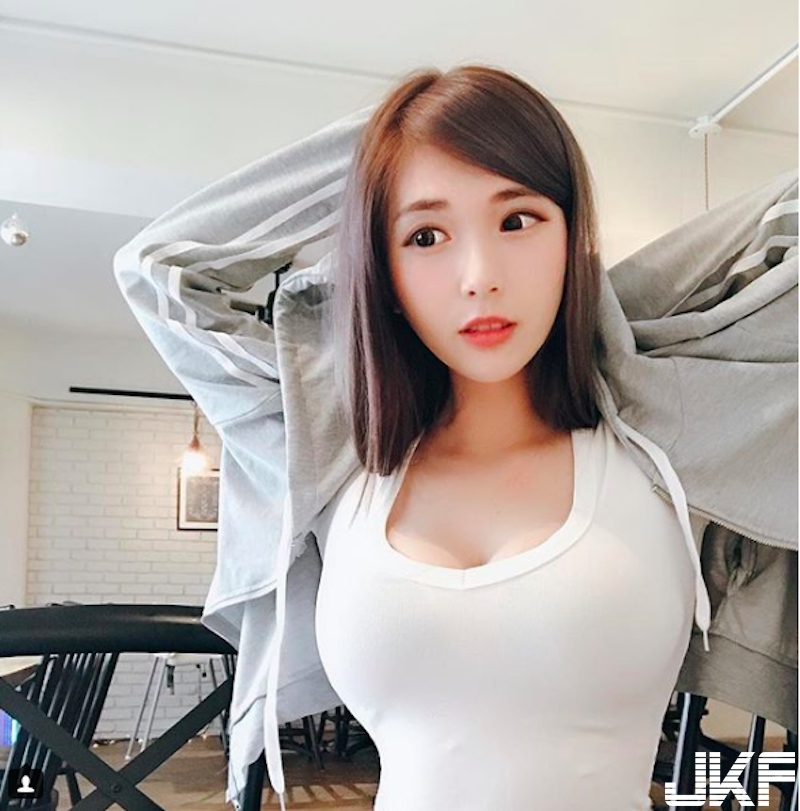 隔壁座的「爆乳正妹」撩髮畫面太逼人！「雪白美胸」佔據視線！誰受得了啊！