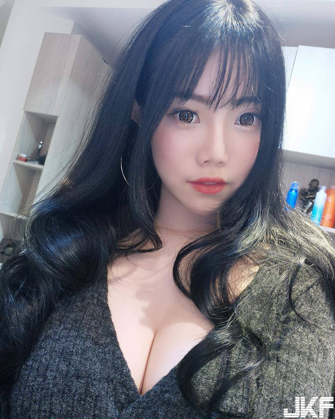 正妹池畔邊爆乳泳衣大秀「渾圓奶球」　乳波陣陣襲來讓人站不住腳！