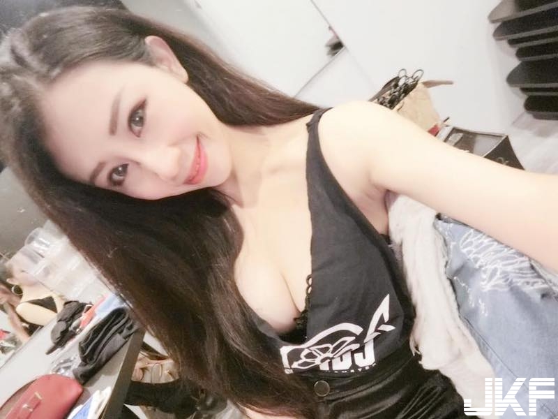 師大正妹自拍好辣！「長髮美乳」大方秀身材！「渾圓雪乳」中間的深溝好吸人啊！