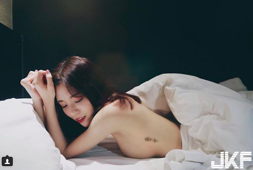 IG美妝老闆娘辣翻！床上分享「火辣側乳刺青」，「白嫩美膚」網友全暴動！