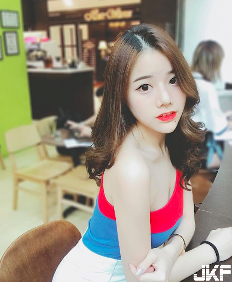 正妹喝喜酒宴「爆乳裝超犯規」！「透視的美乳」成全場焦點！