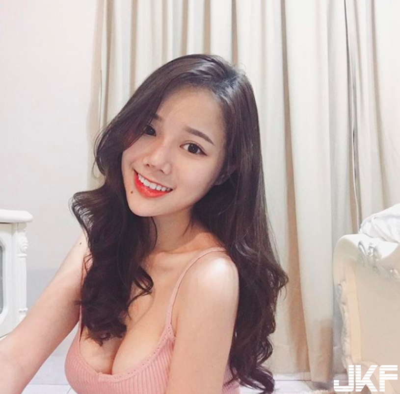正妹喝喜酒宴「爆乳裝超犯規」！「透視的美乳」成全場焦點！