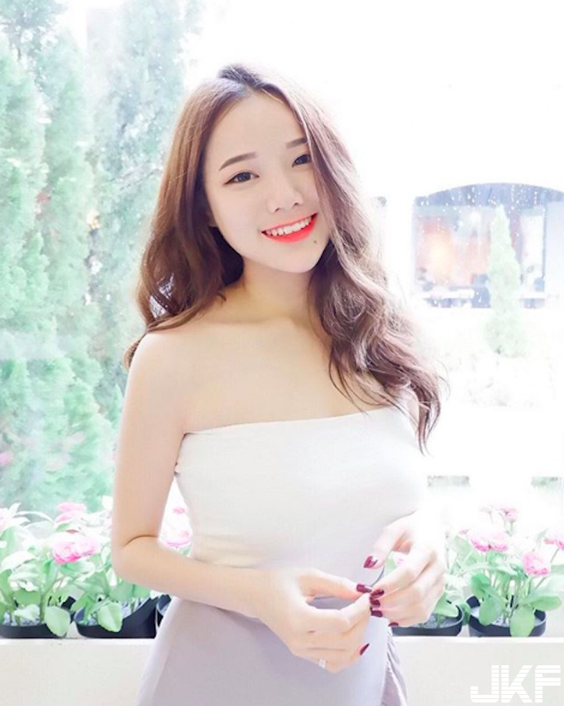 正妹喝喜酒宴「爆乳裝超犯規」！「透視的美乳」成全場焦點！