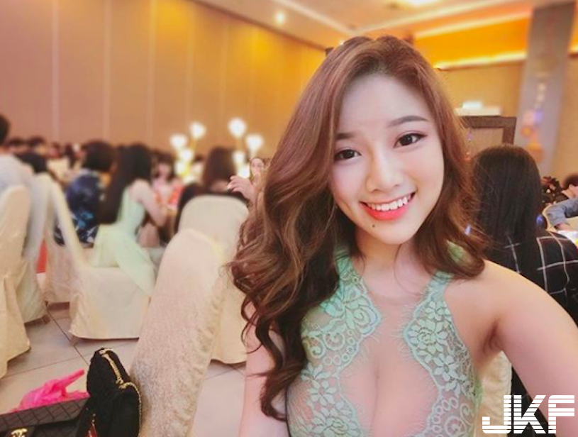 正妹喝喜酒宴「爆乳裝超犯規」！「透視的美乳」成全場焦點！