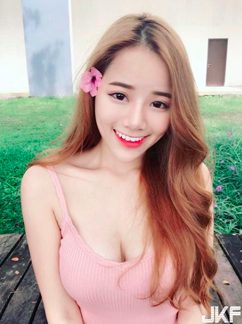正妹喝喜酒宴「爆乳裝超犯規」！「透視的美乳」成全場焦點！