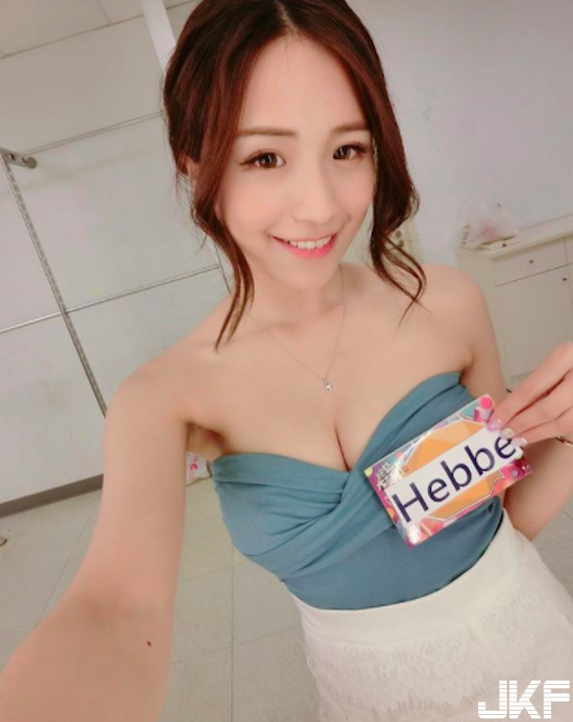 戀愛了！「超甜美直播主」度假比基尼小露「白嫩水滴乳」，一張自拍就讓網友戀愛了！