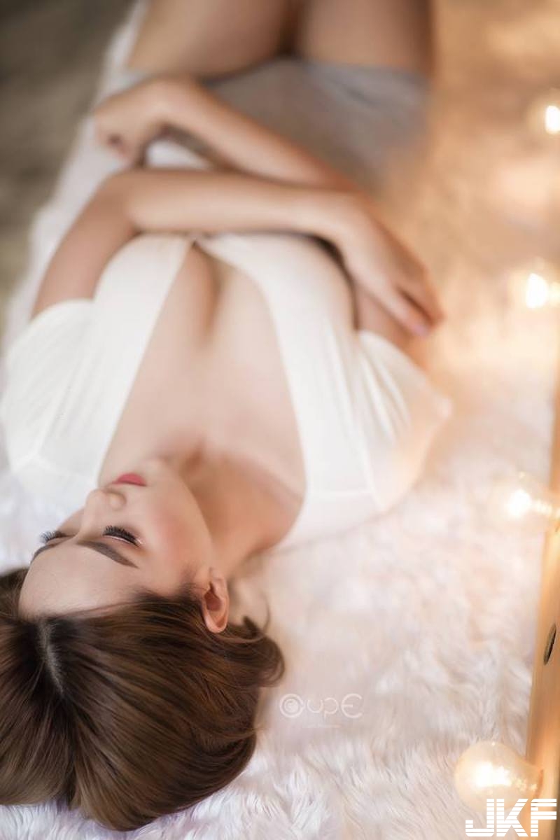 衣服又不穿好！「壞壞短髮奶妹」上衣超短又爆乳！「美好線條」大概是春天又來了！
