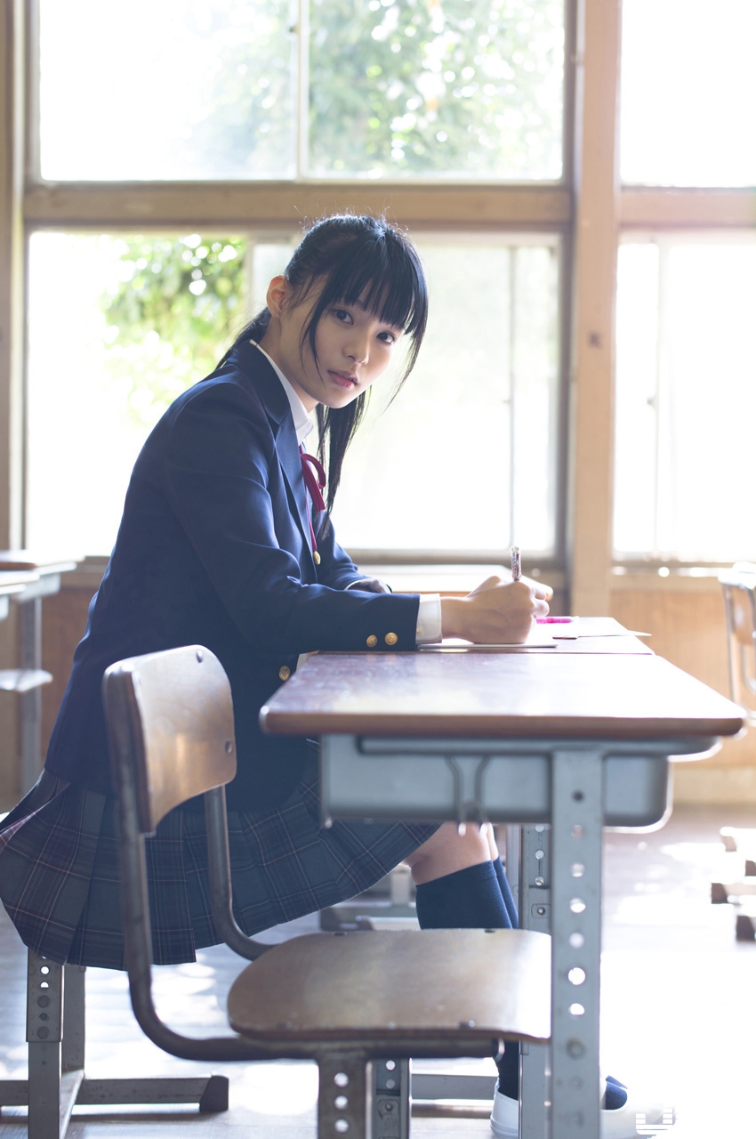 忘記穿內衣！「大奶學生妹」教室更衣被拍　白襯衫後的圓乳若隱若現！
