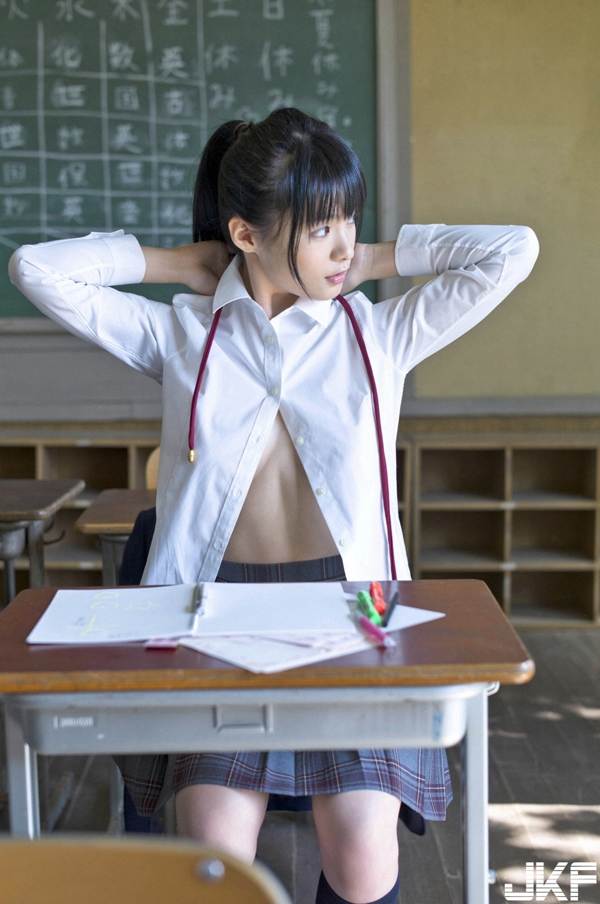 忘記穿內衣！「大奶學生妹」教室更衣被拍　白襯衫後的圓乳若隱若現！