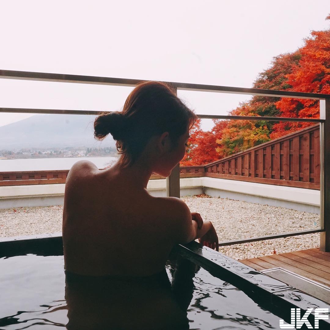 甜美空姐「爆乳比基尼」大露白嫩美乳！大膽曝光入浴照裸身若隱若現！