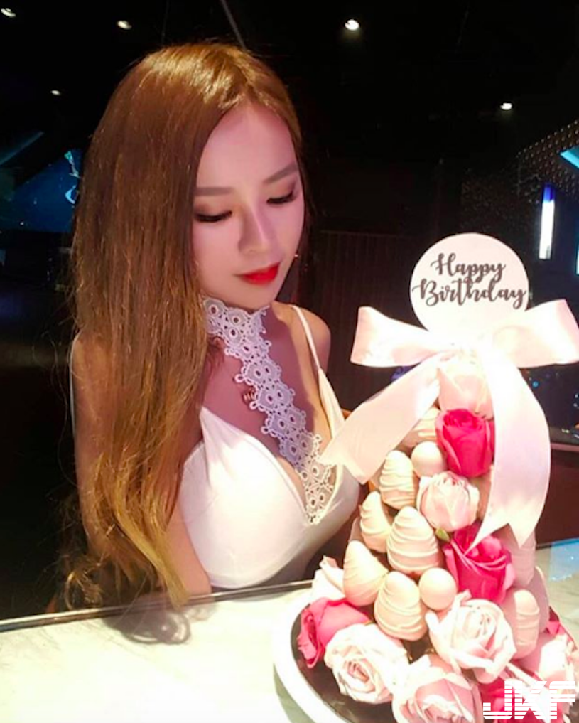 滿滿氣質！「白皙長腿妹」美乳視角超火辣&#8230; 甜美的「極品外型」高顏值讓人戀愛！