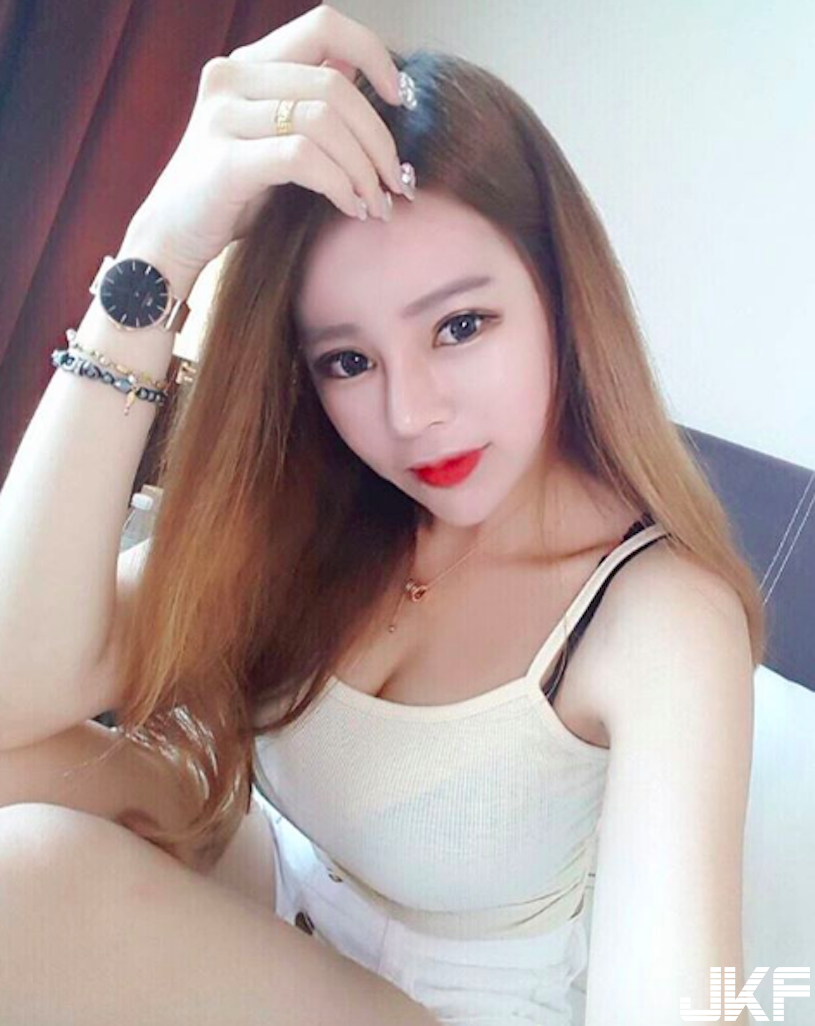 滿滿氣質！「白皙長腿妹」美乳視角超火辣&#8230; 甜美的「極品外型」高顏值讓人戀愛！