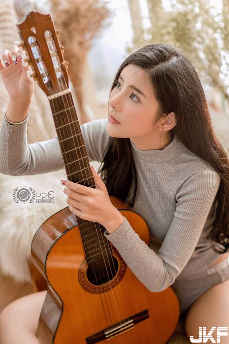 「清純大奶吉他妹」在家不穿褲！「白皙美腿」配奶夾吉他的畫面好誘人！