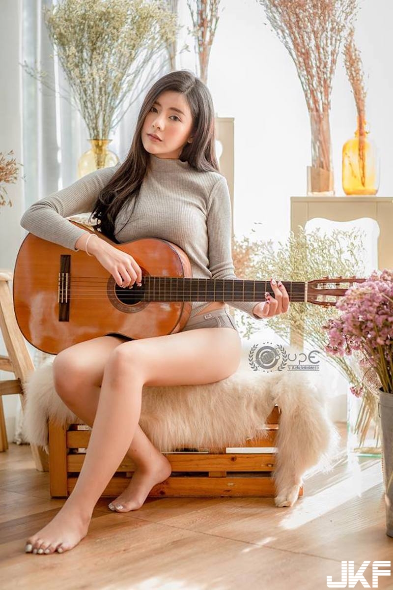 「清純大奶吉他妹」在家不穿褲！「白皙美腿」配奶夾吉他的畫面好誘人！