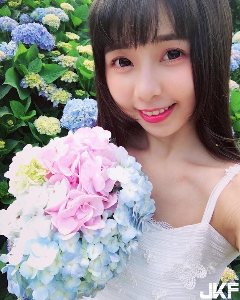 惹火小隻馬「性感小褲」被摸了！裸身翹臀轉過來還有「兇猛巨乳」！