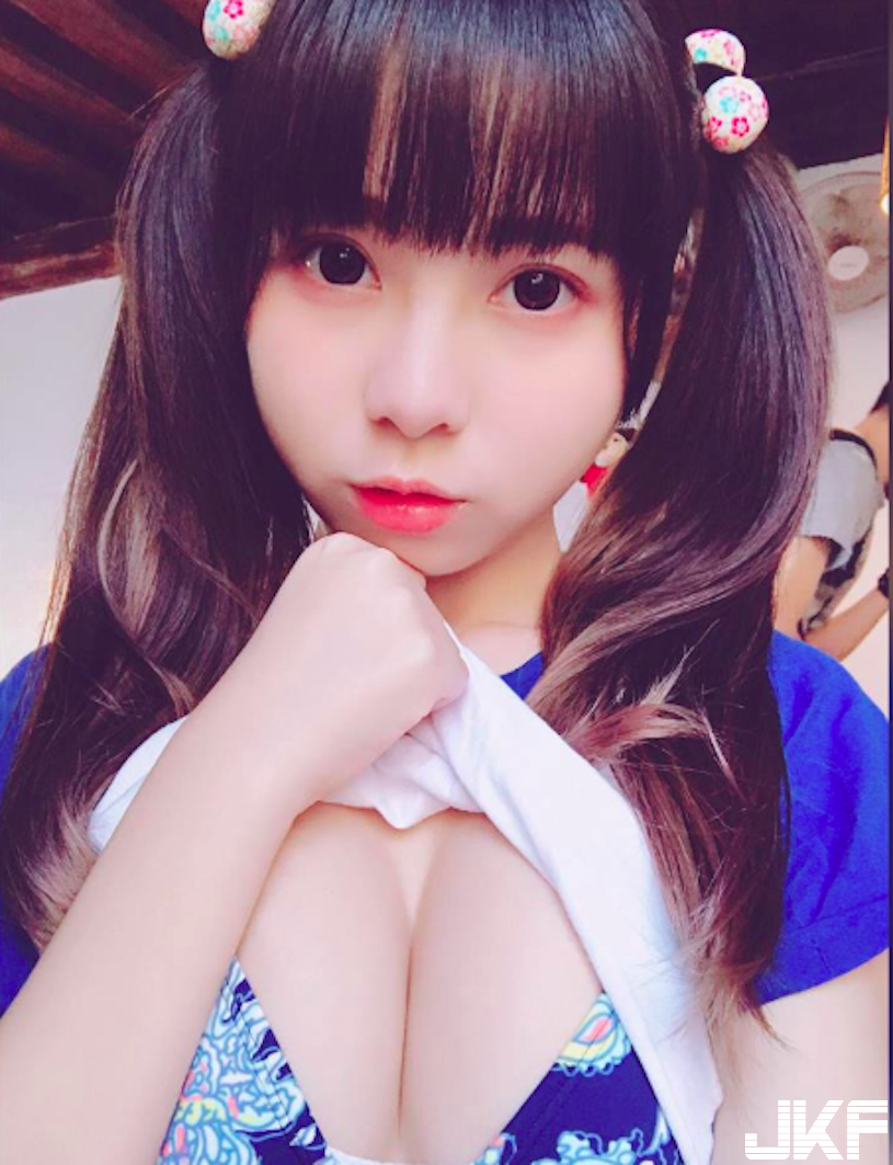 惹火小隻馬「性感小褲」被摸了！裸身翹臀轉過來還有「兇猛巨乳」！