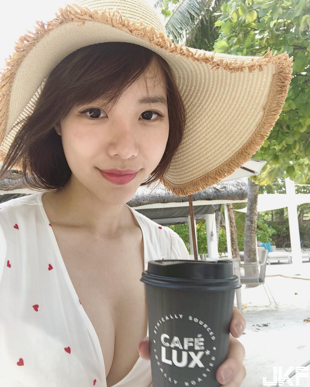 好大一對！台灣正妹海邊「爆乳曬奶」　浴袍敞開渾圓差點掉出來！