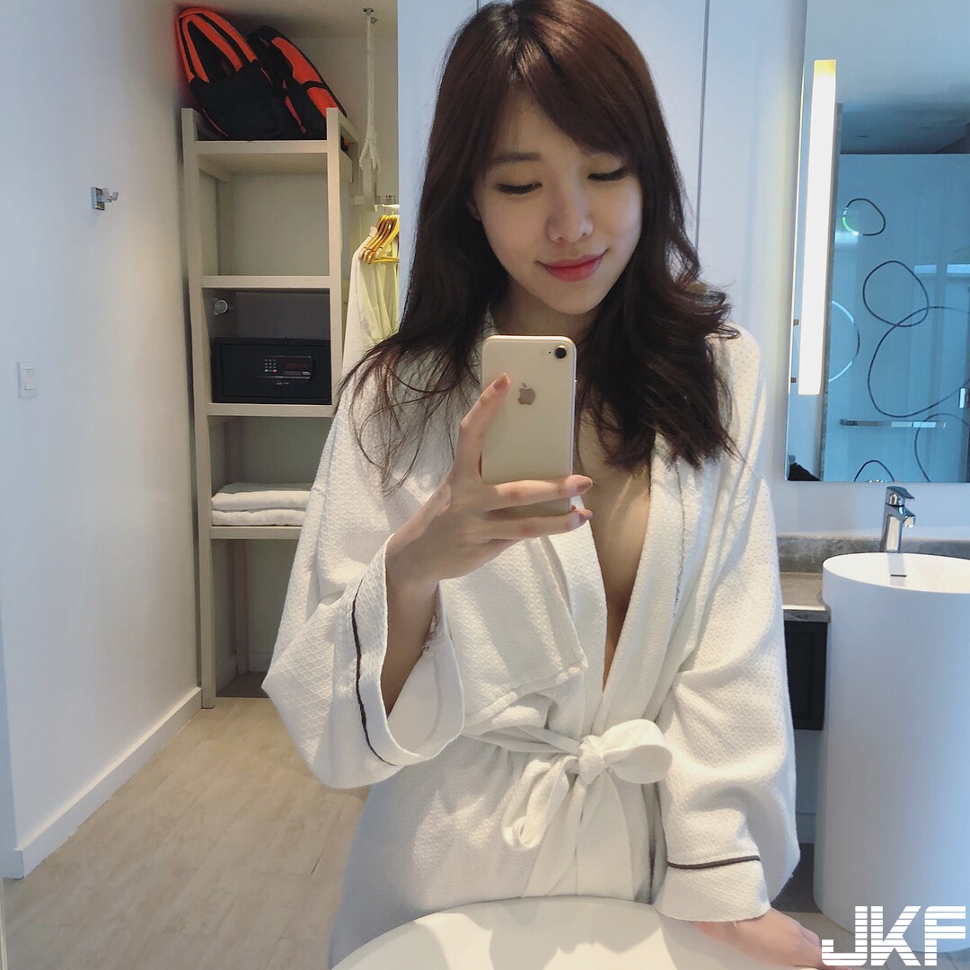 好大一對！台灣正妹海邊「爆乳曬奶」　浴袍敞開渾圓差點掉出來！