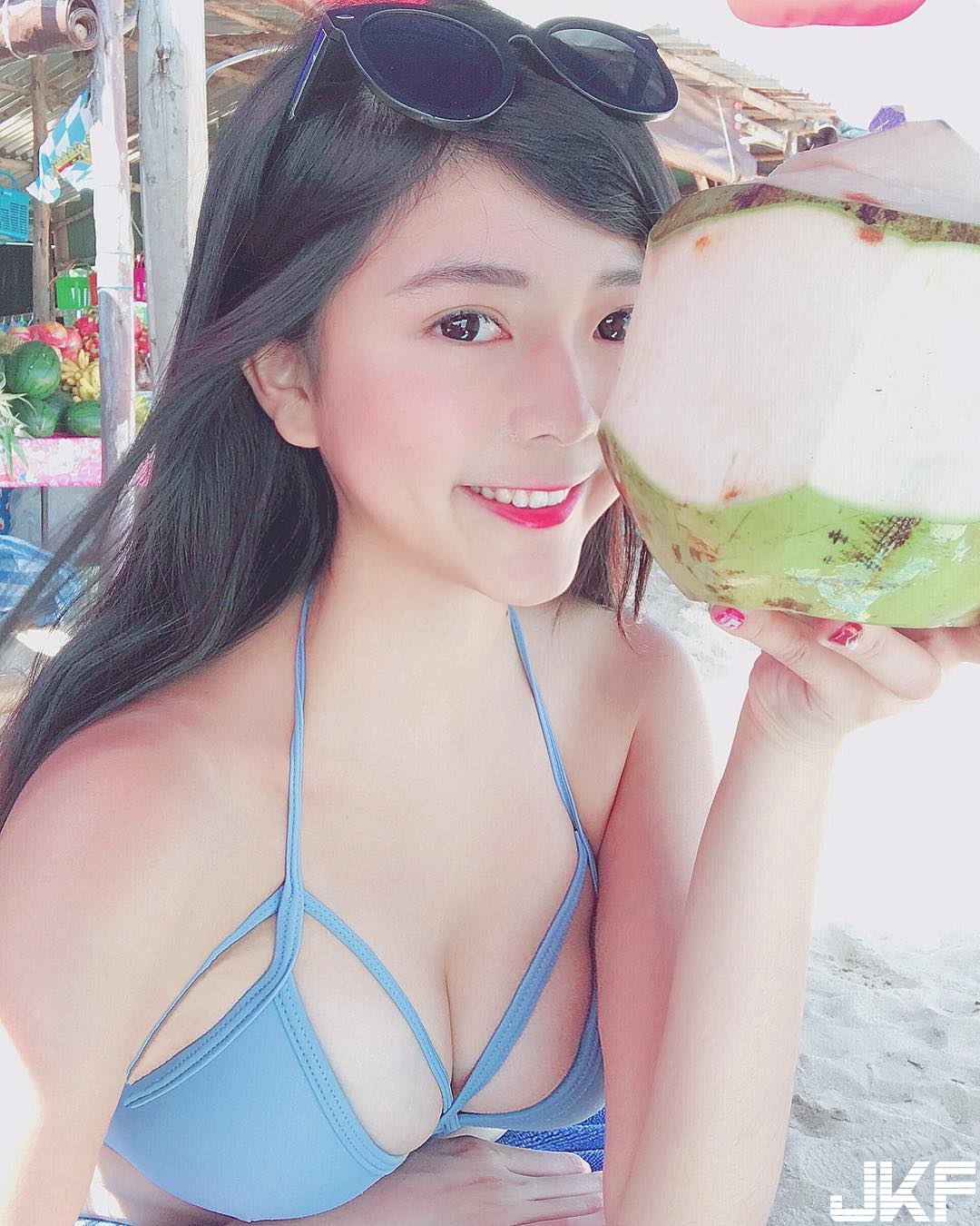 炫奶狂人！「巨乳女大生」每件衣服都太小件　扣子總是扣不起來！