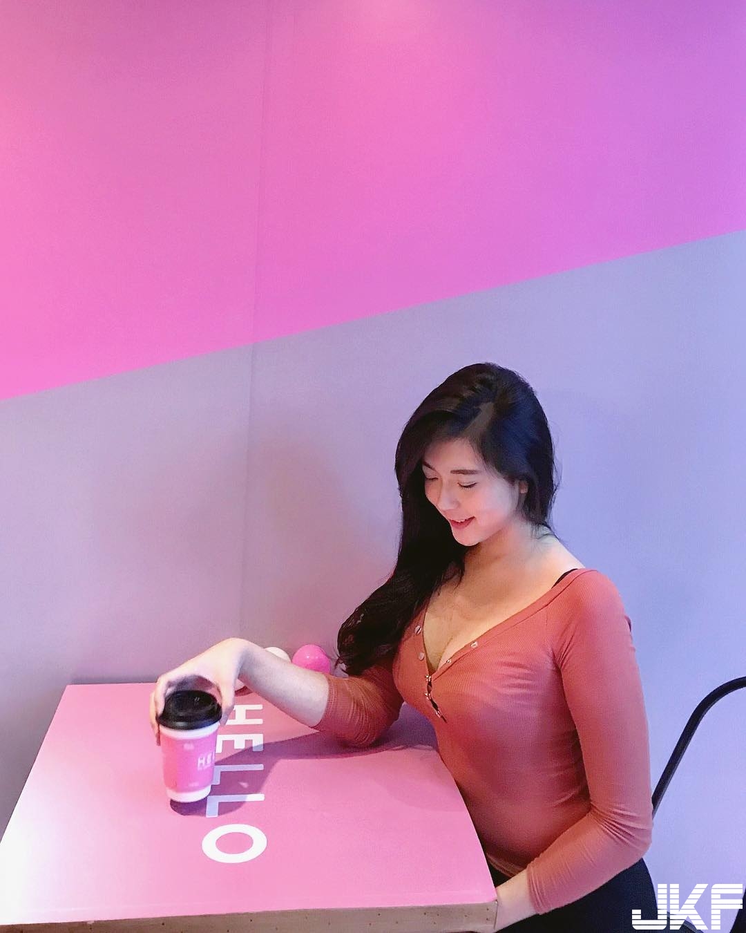 炫奶狂人！「巨乳女大生」每件衣服都太小件　扣子總是扣不起來！