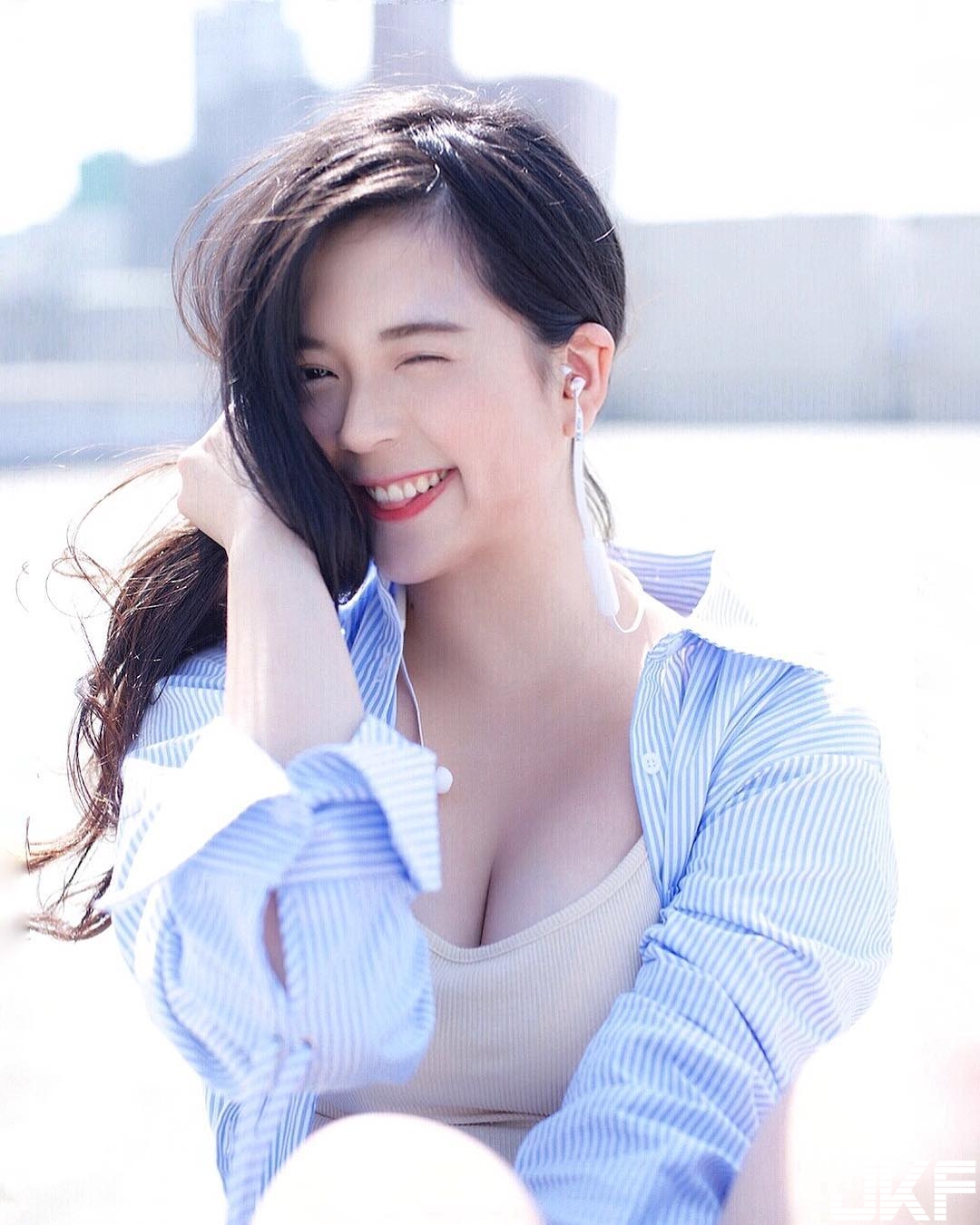 炫奶狂人！「巨乳女大生」每件衣服都太小件　扣子總是扣不起來！