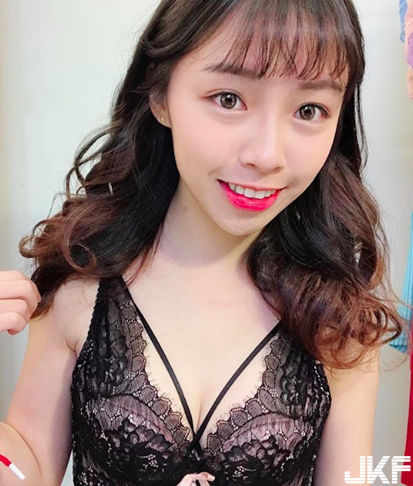 年輕直播主「穿爆乳內衣互動」！笑容滿分「乳量超驚人」！