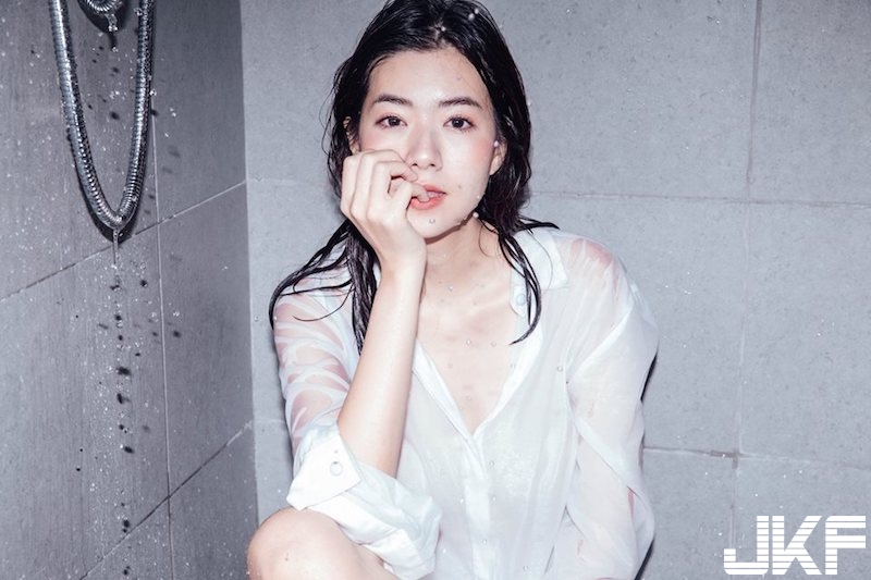 浴室裡的誘惑美景！「氣質奶妹」渾身濕透！白襯衫貼身「若隱若現」畫面好撩人！