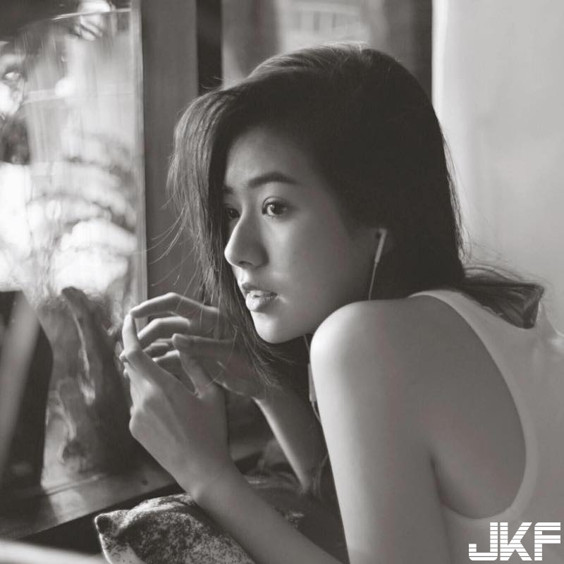 浴室裡的誘惑美景！「氣質奶妹」渾身濕透！白襯衫貼身「若隱若現」畫面好撩人！