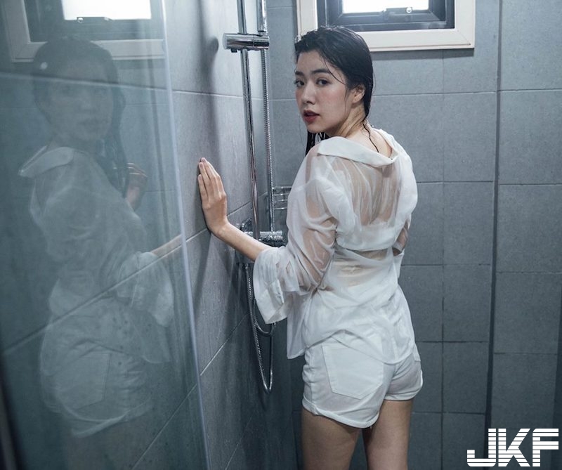 浴室裡的誘惑美景！「氣質奶妹」渾身濕透！白襯衫貼身「若隱若現」畫面好撩人！
