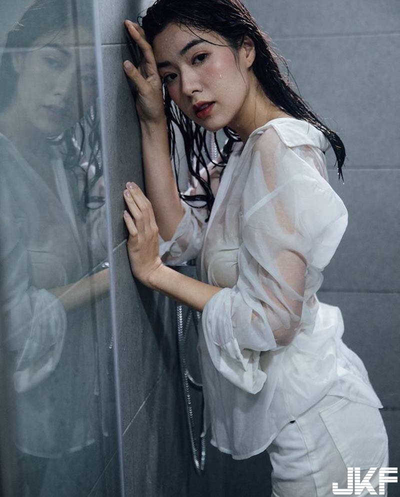 浴室裡的誘惑美景！「氣質奶妹」渾身濕透！白襯衫貼身「若隱若現」畫面好撩人！