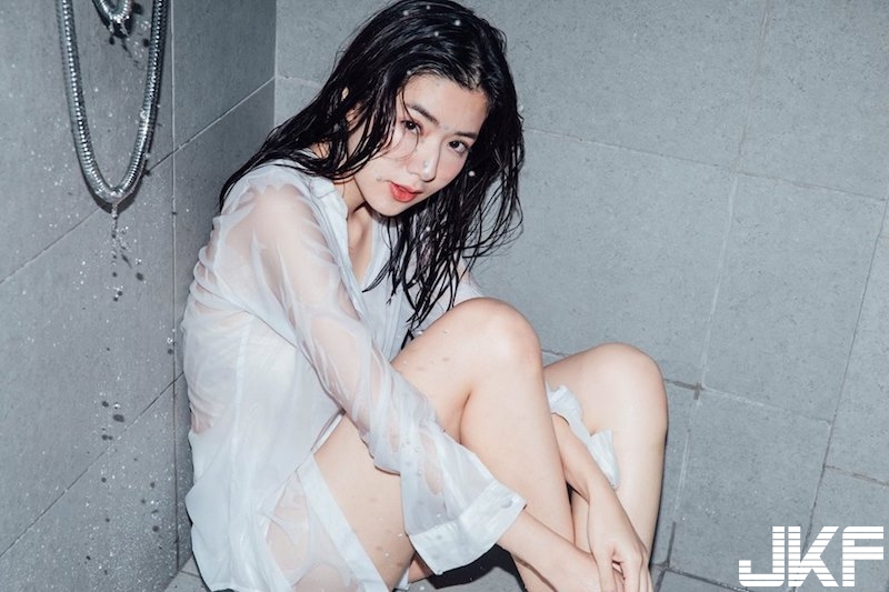 浴室裡的誘惑美景！「氣質奶妹」渾身濕透！白襯衫貼身「若隱若現」畫面好撩人！