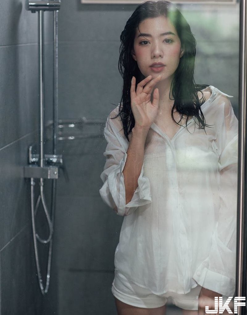浴室裡的誘惑美景！「氣質奶妹」渾身濕透！白襯衫貼身「若隱若現」畫面好撩人！
