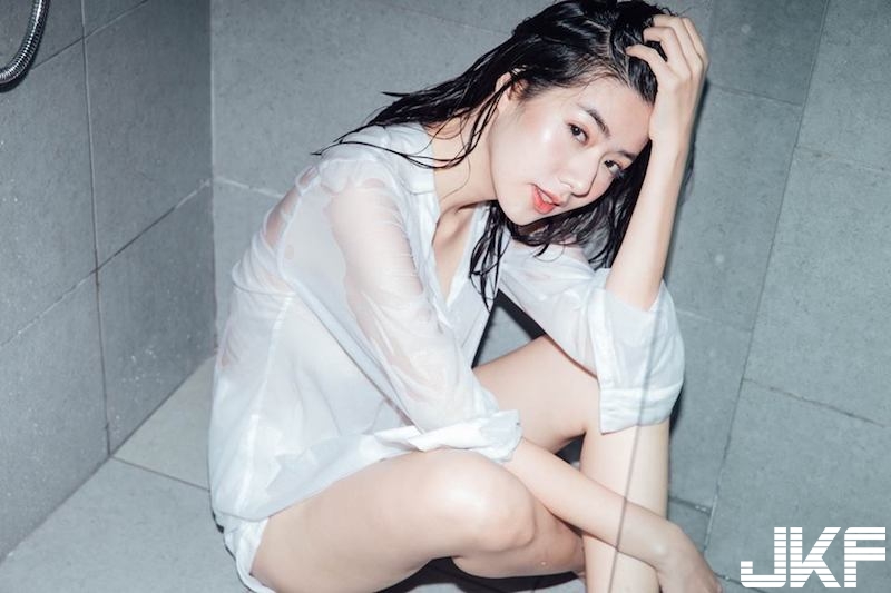 浴室裡的誘惑美景！「氣質奶妹」渾身濕透！白襯衫貼身「若隱若現」畫面好撩人！